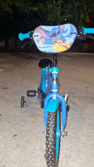 Bicicleta infantil azul con ruedas de apoyo