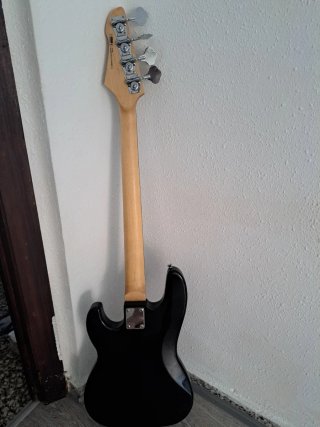 Bajo Eléctrico Negro y Blanco