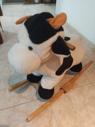 Vaca mecedora de peluche