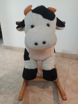 Vaca mecedora de peluche