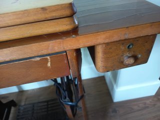Máquina de coser Singer con mueble