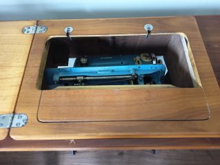 Máquina de coser Singer con mueble