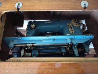 Máquina de coser Singer con mueble