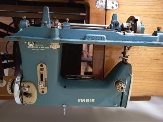 Máquina de coser Singer con mueble