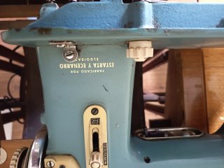 Máquina de coser Singer con mueble