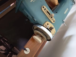 Máquina de coser Singer con mueble