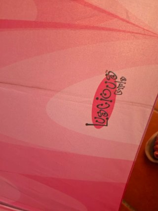 Paraguas infantil rosa con dibujo. No tiene marca