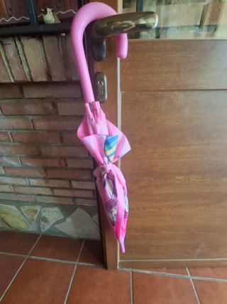 Paraguas infantil rosa con dibujo. No tiene marca