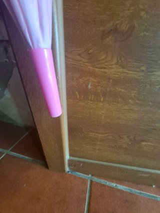 Paraguas infantil rosa con dibujo. No tiene marca