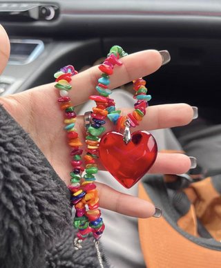 Collar boho corazón rojo piedras multicolor