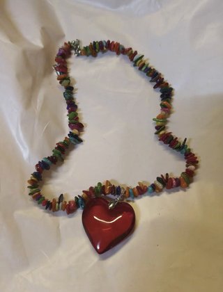 Collar boho corazón rojo piedras multicolor
