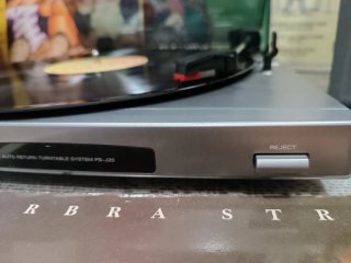 Tocadiscos Sony y altavoces JVC