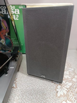 Tocadiscos Sony y altavoces JVC