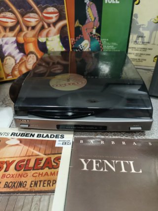 Tocadiscos Sony y altavoces JVC