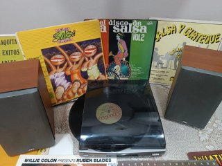 Tocadiscos Sony y altavoces JVC