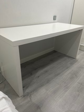 Mesa de escritorio blanca de madera