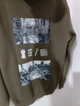 Sudadera Bershka verde militar con texto