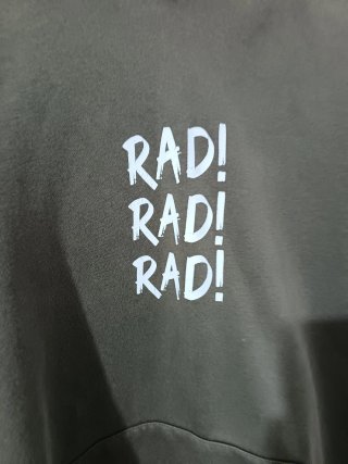 Sudadera Bershka verde militar con texto