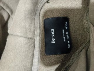 Sudadera Bershka verde militar con texto
