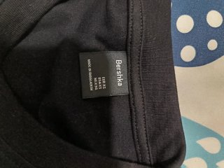 Camiseta Bershka Negra Estampada