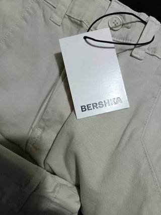Pantalón corto cargo Bershka beige