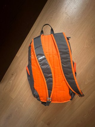 Mochila Basic Fit Negra y Naranja