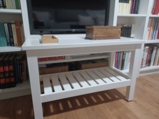 Mesa auxiliar blanca de madera