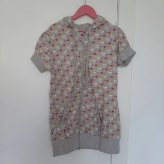 Sudadera gris con estampado de corazones