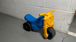 Moto correpasillos azul y amarillo