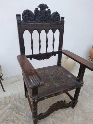 Sillas y sillón madera antiguo tallado