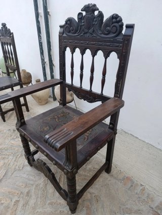 Sillas y sillón madera antiguo tallado