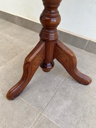 Mesa auxiliar de madera tallada