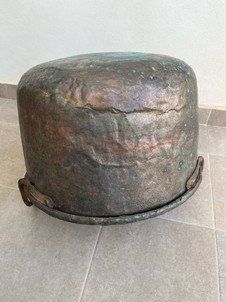 Caldero de cobre antiguo con asas