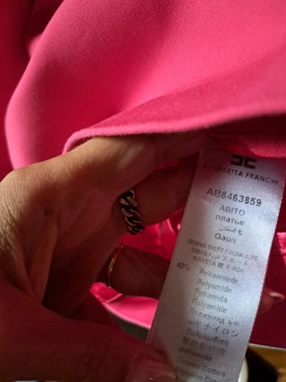 Vestito rosa con dettaglio gioiello