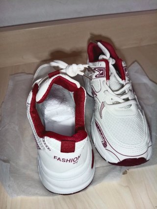 Zapatillas HKI blancas y burdeos Talla 39