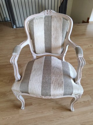 Sillón tapizado a rayas