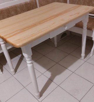 Tavolo in legno di pino bianco e marrone