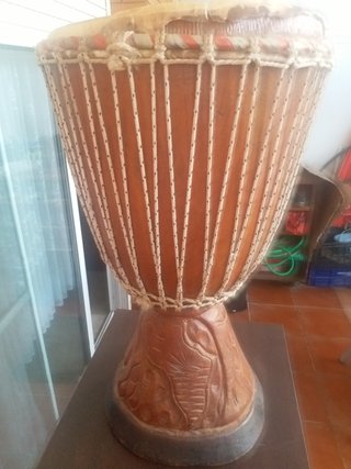 Yembé de madera tallada
