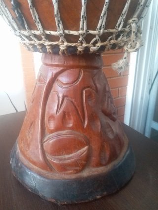 Yembé de madera tallada