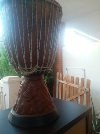 Yembé de madera tallada