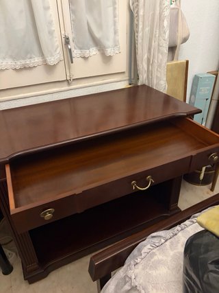 Mueble de madera con ruedas