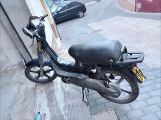 Ciclomotor Derbi azul en buen estado
