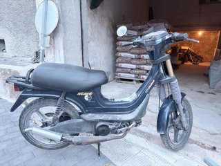 Ciclomotor Derbi azul en buen estado