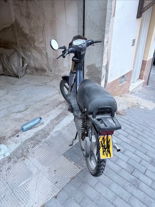 Ciclomotor Derbi azul en buen estado