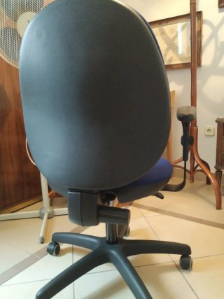 Silla de oficina azul y negra