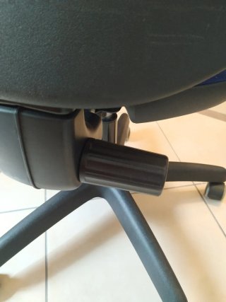 Silla de oficina azul y negra