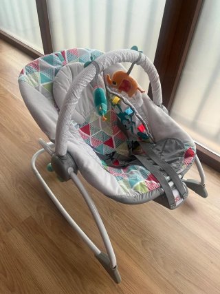 Mecedora para bebé con juguetes y música