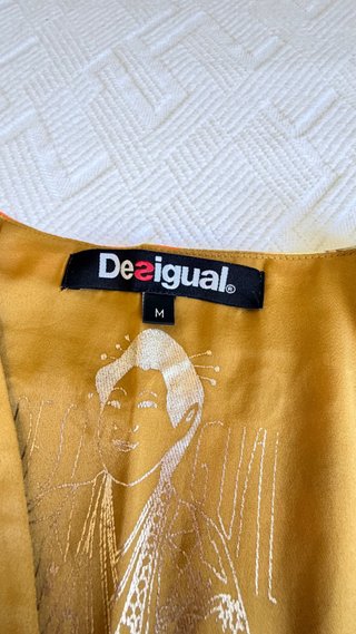 Vestido kimono y zapatos de cuña Desigual