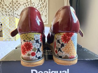 Vestido kimono y zapatos de cuña Desigual