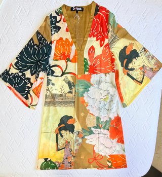 Vestido kimono y zapatos de cuña Desigual